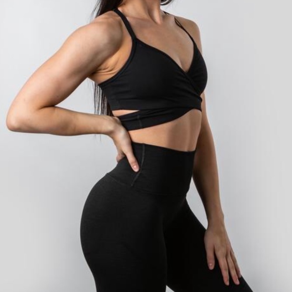 ALPHALETE WRAPAROUND SPORTS BRA - BLACK